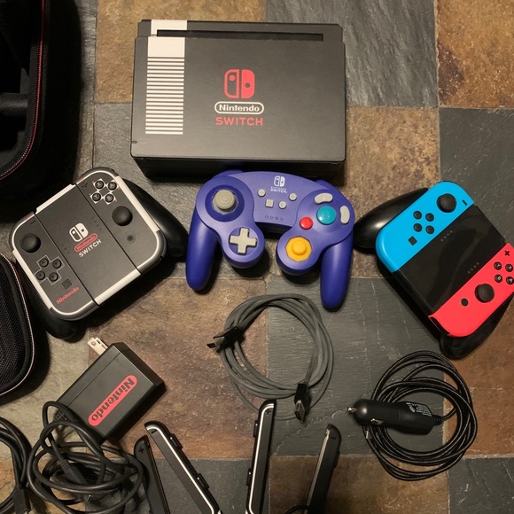 Nintendo Switch - Picture 2 of 4